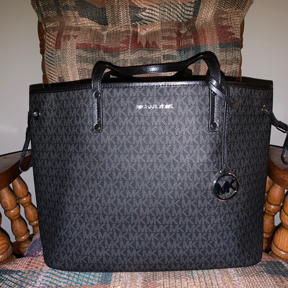 Michael Kors Handbags - Authentic MK tote